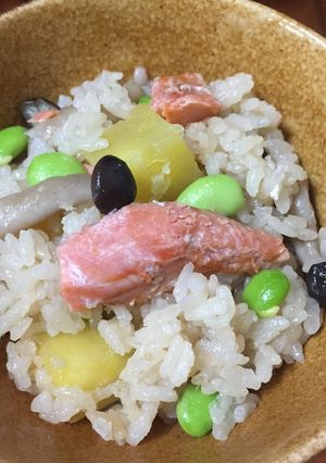 ウチの炊込飯★鮭+芋+きのこ-レシピのメイン写真