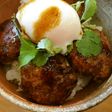 【カレー醤油】でエスニックつくね丼