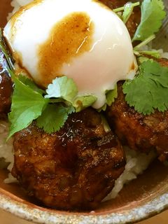 【カレー醤油】でエスニックつくね丼-レシピのメイン写真