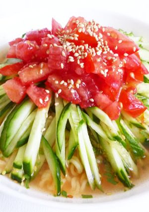 即席麺で　ピリ辛トマトきゅうりラーメン-レシピのメイン写真