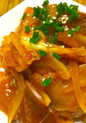鰤と玉ねぎのシャキシャキピリ辛キムチ和え-レシピのメイン写真