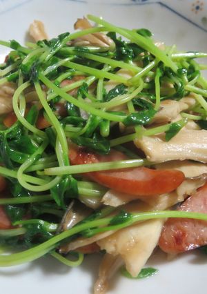 舞茸と豆苗とウインナーの中華炒め-レシピのメイン写真
