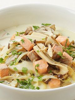 サーモンときのこのクリームスープ生パスタ-レシピのメイン写真