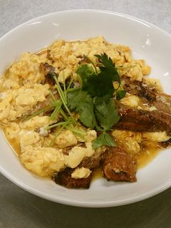 超簡単(*^^*)さんま蒲焼きの卵とじ-レシピのメイン写真