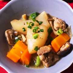 รูปของ 鶏肉と大根の煮物♩