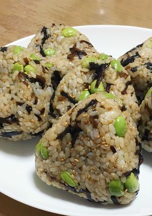 枝豆と昆布の金ごまおにぎり-レシピのメイン写真