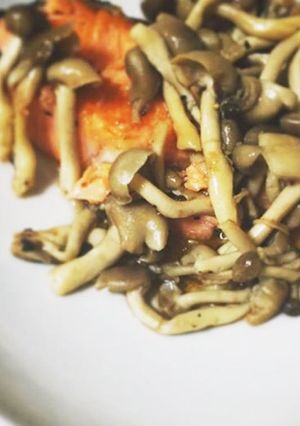簡単！魚料理！鮭とキノコのソテー！-レシピのメイン写真
