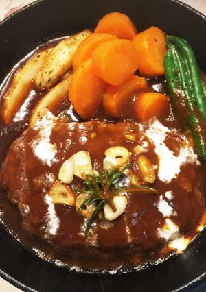 煮込みガーリックハンバーグ-レシピのメイン写真