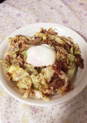 キャベツたっぷり!ピリッとコンビーフ丼-レシピのメイン写真