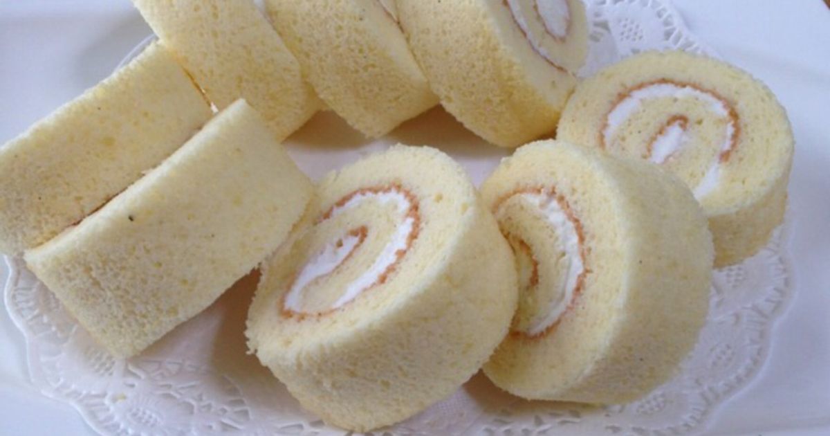 苺ソースの♡ふわふわシフォンロールケーキ by おっちむ