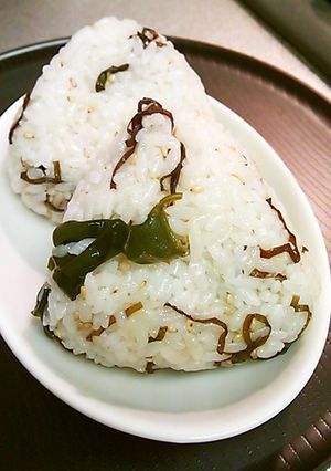 ワカメ入りおにぎり-レシピのメイン写真