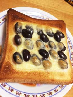 おせちの残りの黒豆で☆黒豆チーズトースト-レシピのメイン写真