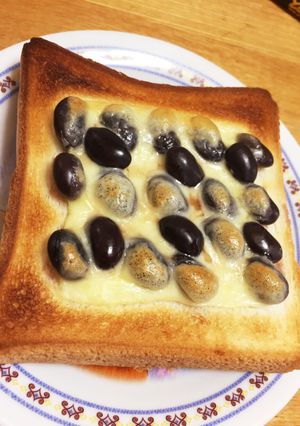 おせちの残りの黒豆で☆黒豆チーズトースト-レシピのメイン写真