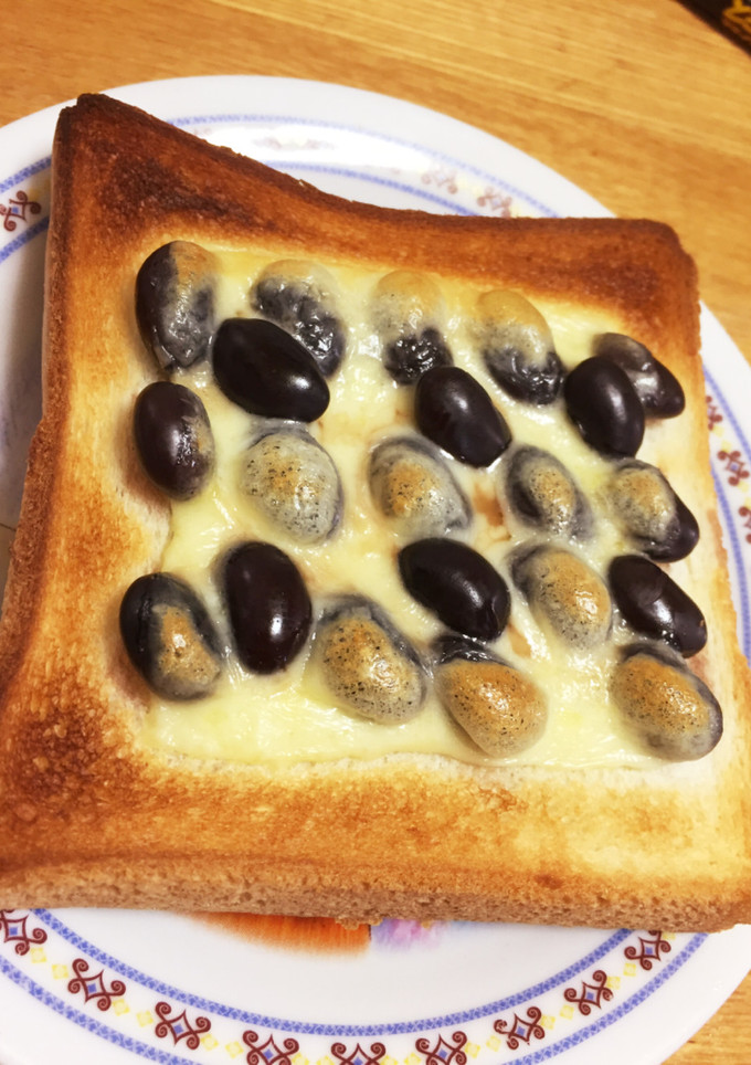 おせちの残りの黒豆で☆黒豆チーズトースト-レシピのメイン写真