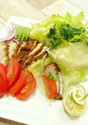 トマトとアボカドとスパイス鶏のレタス包き-レシピのメイン写真