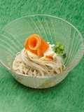スモークサーモンとりんごの冷製あえ蕎麦