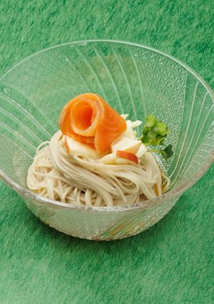 スモークサーモンとりんごの冷製あえ蕎麦-レシピのメイン写真