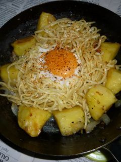 鉄パンでポテト塩焼きそば+卵載せ-レシピのメイン写真