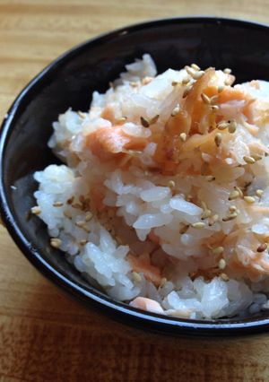 簡単☆止まらない☆鮭と梅のご飯-レシピのメイン写真
