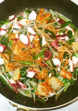 タコと白菜キムチの炒め物♪もやし・ニラ-レシピのメイン写真
