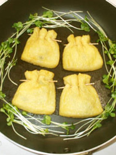 信田巻き♪油揚げを巾着にして焼きました-レシピのメイン写真