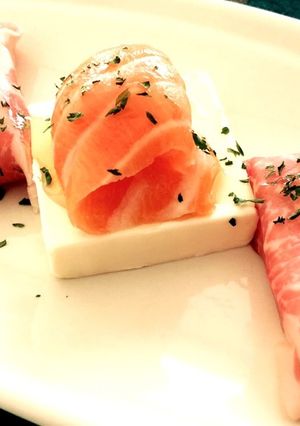 生ハムとチーズ・生サーモンチーズカナッペ-レシピのメイン写真