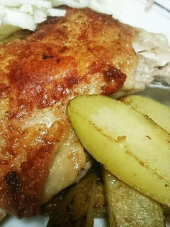 骨付きもも焼きとポテトが一編に出来た-レシピのメイン写真