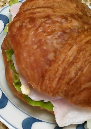 コストコのクロワッサンでハムサンド-レシピのメイン写真