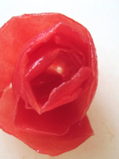 トマトの皮でつくるバラの飾り-レシピのメイン写真