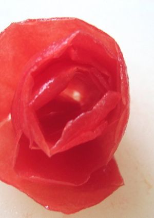 トマトの皮でつくるバラの飾り-レシピのメイン写真