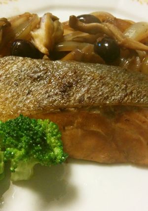 鮭のソテー舞茸玉葱赤ワインソース-レシピのメイン写真