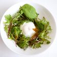 温玉とベビーリーフのサラダ 焦がしバター