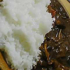 รูปของ このカレー野菜たっぷりで食わざるを得ない
