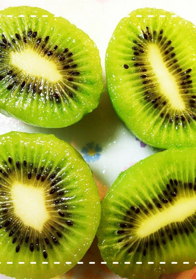 グラスで簡単！熟したキウイ皮むきのコツ-レシピのメイン写真