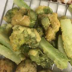 รูปของ ブロッコリーの粉チーズ揚げ