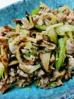 香味野菜好きな方に❤豚肉とセロリの炒め物-レシピのメイン写真