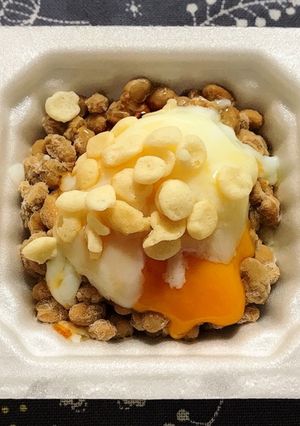 納豆に温玉♪お好みでラー油と天かす-レシピのメイン写真