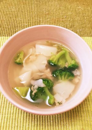 鶏ガラスープ 冷凍ぎょうざとブロッコリー-レシピのメイン写真