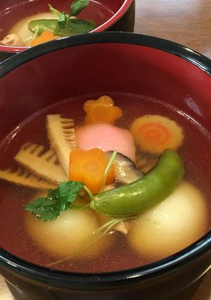 我が家のお雑煮（鶏ガラだし、丸餅）-レシピのメイン写真