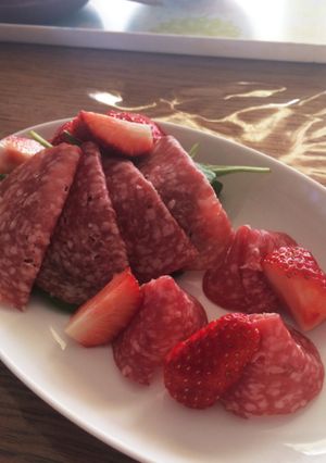 サラミとイチゴ-レシピのメイン写真