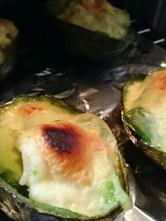 アボカドを皿に!エビのアボカドグラタン-レシピのメイン写真