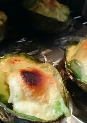アボカドを皿に！エビのアボカドグラタン-レシピのメイン写真