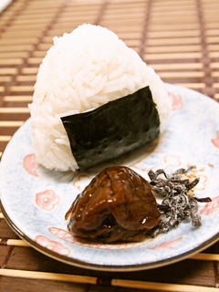 全部入り!?塩昆布と梅とゴマ入りおにぎり-レシピのメイン写真