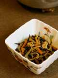 鶏そぼろで♪ひじきと糸こんにゃくの煮物