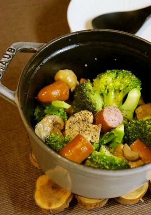 STAUBで油少!ブロッコリーアヒージョ-レシピのメイン写真