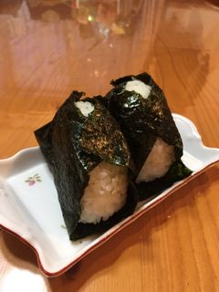 すっぱ旨い!梅とツナマヨネ〜ズおにぎり-レシピのメイン写真