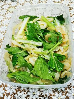 セロリとイカの燻製のサラダ-レシピのメイン写真