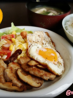 簡単美味しい♪豚へレソテー目玉焼き添え-レシピのメイン写真