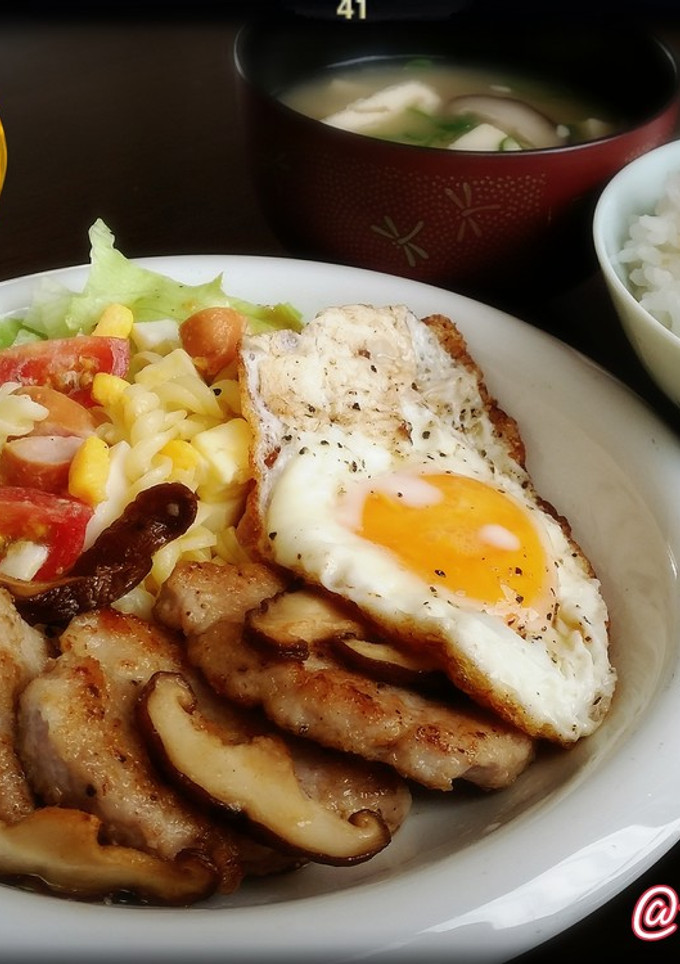 簡単美味しい♪豚へレソテー目玉焼き添え-レシピのメイン写真