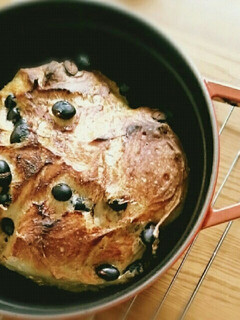 おせちの黒豆入り♪こねないパン-レシピのメイン写真